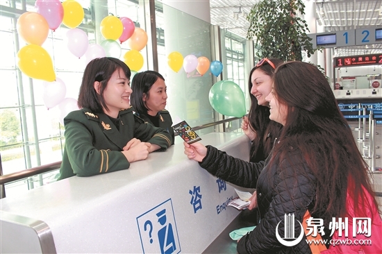 昨日，泉州边检站执勤人员细心答复旅客咨询。 