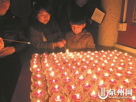 传灯结束后蜡烛被放在延福寺大殿前