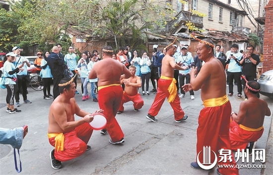第二届古城徒步活动，徒步队伍穿梭在西街古榕巷，拍胸舞沿途助兴。