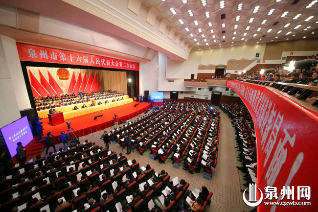 今日，泉州市第十六届人民代表大会第二次会议在泉州影剧院开幕。陈起拓摄