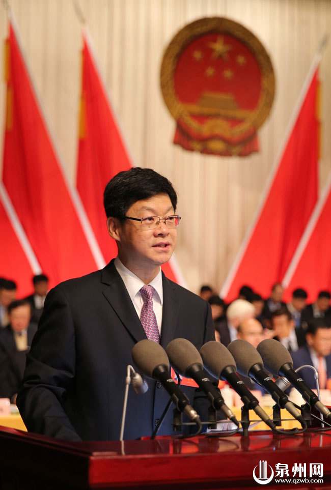 市长康涛作政府工作报告。陈起拓摄