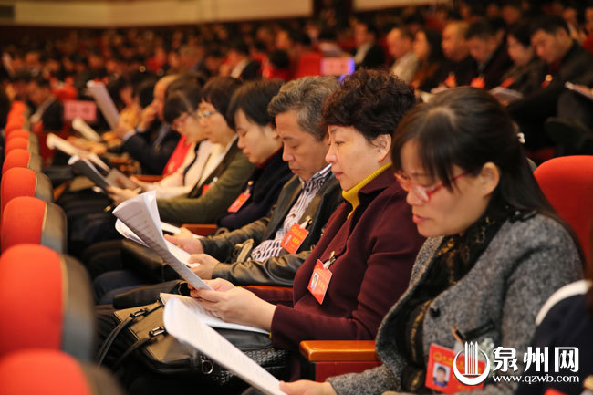 参会人员正在阅读泉州市人民政府工作报告。陈起拓摄