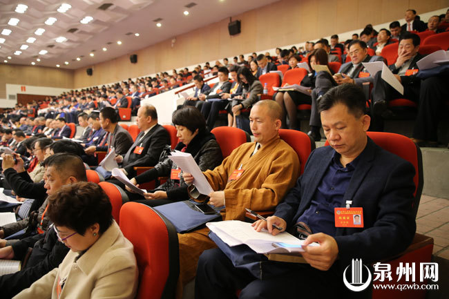 参会人员正在阅读泉州市人民政府工作报告。陈起拓摄