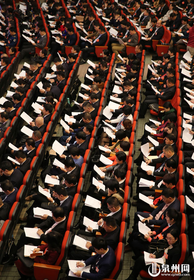 参会人员正在阅读泉州市人民政府工作报告。陈起拓摄