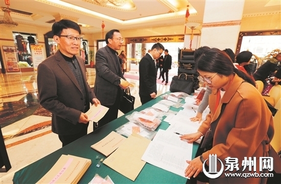 市人大代表陆续来到各代表团驻地报到 （陈晓东 摄）