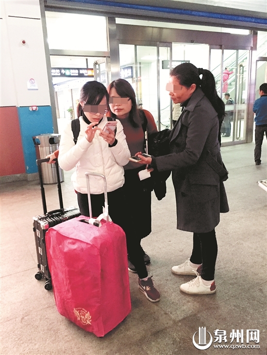 拉客人员凑到旅客身边拉客