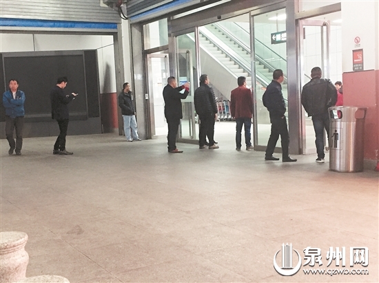 地下停车场处聚集着不少拉客仔