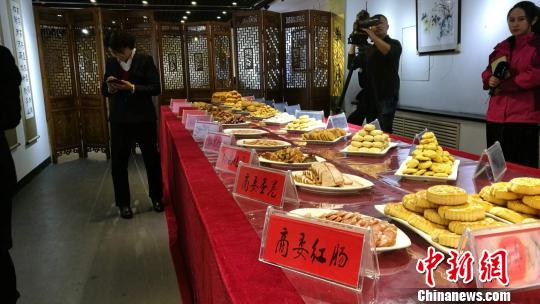 图为活动现场展示的道外小吃。　杨拓 摄
