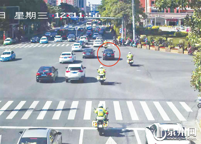 铁骑队为小车(画圈处）开道