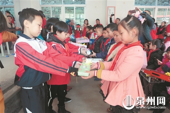 海美小学的同学们送上微心愿礼物
