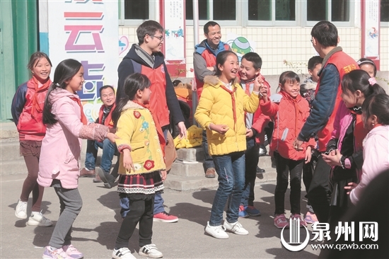 爱心人士与孩子们一起游戏互动