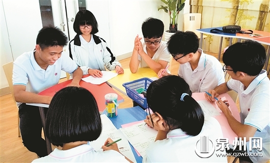 同学们体验别开生面的“体验式班会课” 