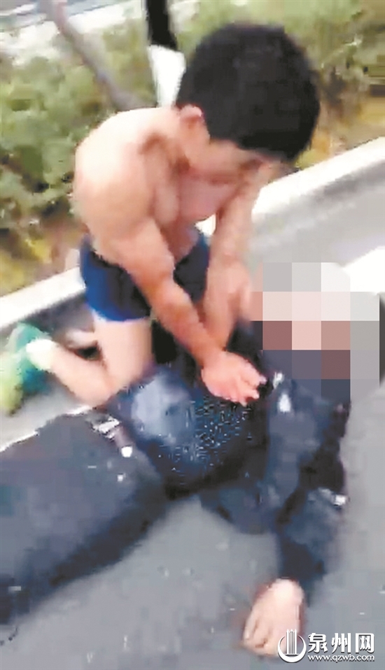 张金容跪地抢救受伤菜农（视频截图）