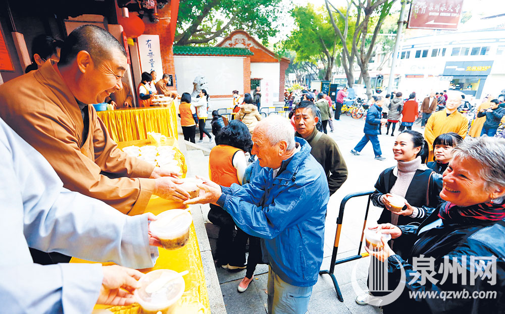 来自澳大利亚的Ken和 Jane夫妇入乡随俗，在承天寺门前领取腊八粥。