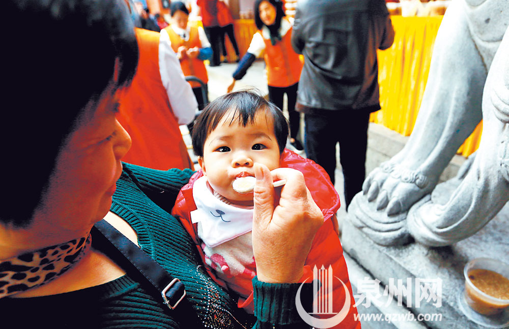 小宝宝一小口一小口把香甜软稠的腊八粥吃下