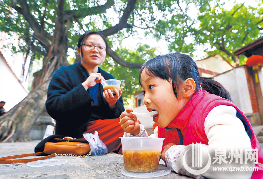来自台湾的林佳谊在泉经商，带着朋友的女儿一起品尝腊八粥，感受腊月里的温暖。