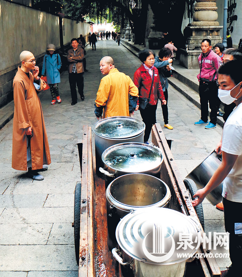 僧人用传统板车将粥拉往寺庙门口 （陈永祥 摄）