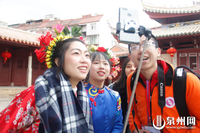 学子们利用手机在线直播 学子们利用手机在线直播