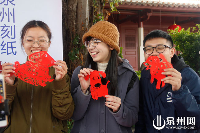 学子们展示剪纸作品 学子们展示剪纸作品