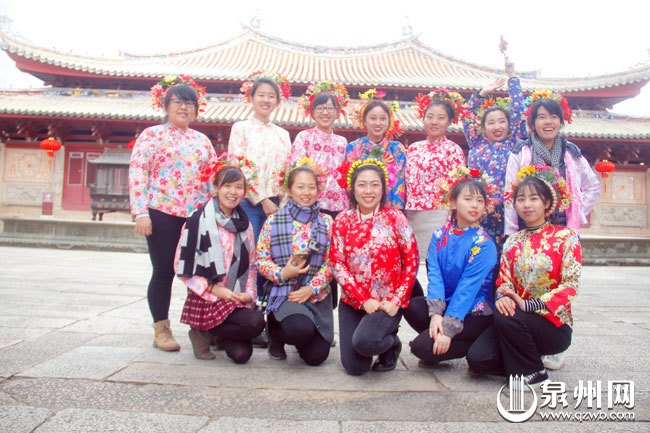 学子们梳簪花围后合影 学子们梳簪花围后合影