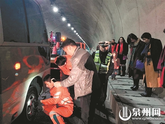 抢修人员争分夺秒排除故障 