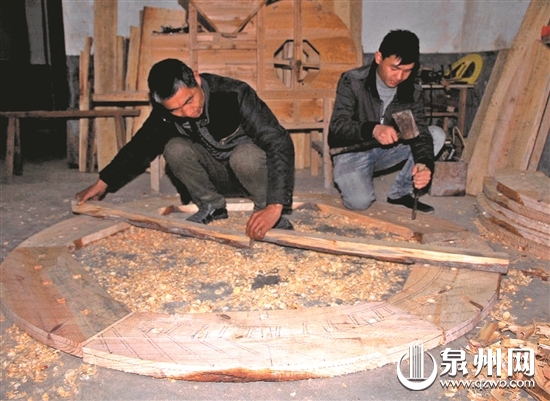陈文宝父子俩制作水车部件
