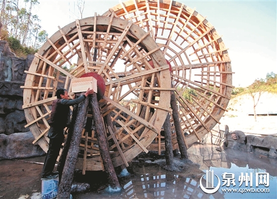 陈文宝在安装水车