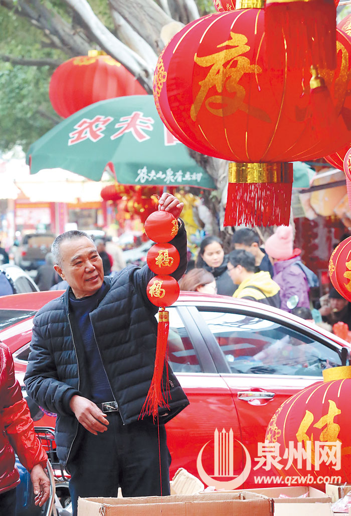 天后路，各种灯笼挂饰热销。