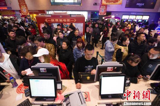山西太原，民众正在排队购票准备观看电影。　张云 摄