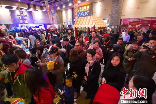山西太原，民众正在检票准备观看电影。　张云 摄