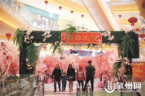 假期里，市区综合体商场吸引不少市民。 