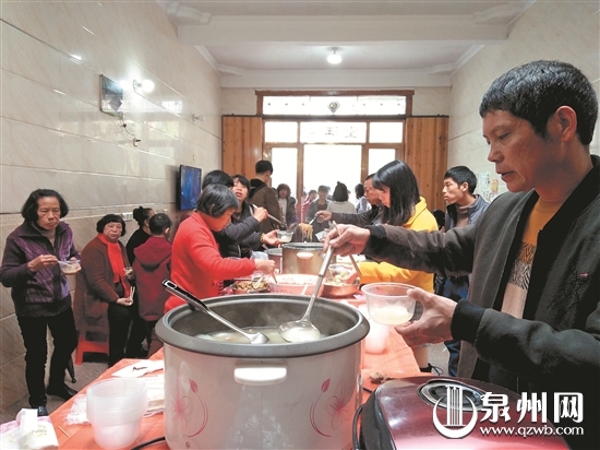 乡亲们通过特色“团圆饭”的形式欢聚一堂 