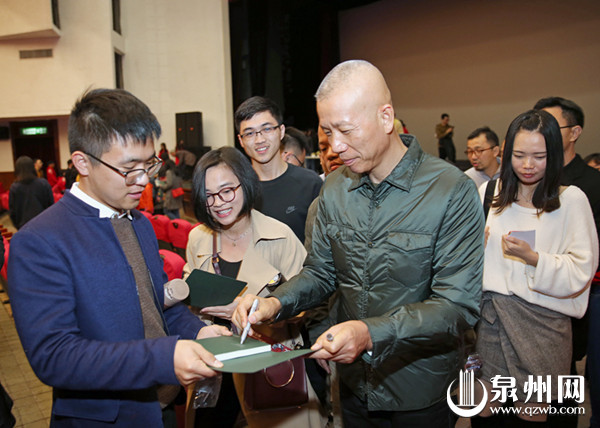 蔡国强为艺术爱好者在纪念笔记本上签名