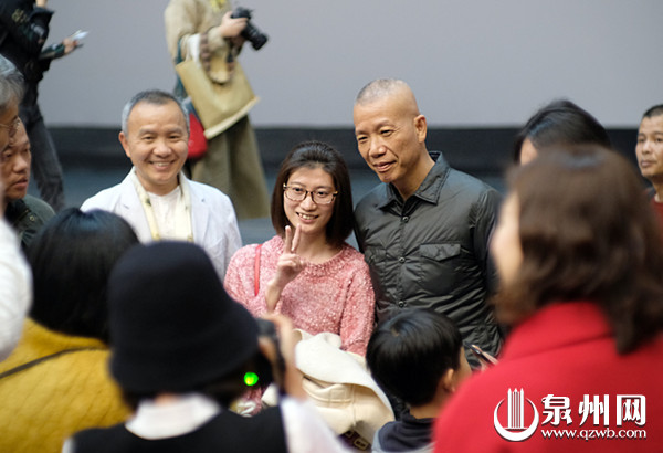 观影结束后，蔡国强与艺术爱好者合影。