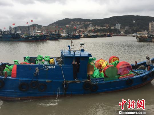 2月22日,福州马尾区赠送的35组规格多样的花灯在连江县黄岐码头启程运往马祖,将在马祖元宵节灯会展出。 王彦 摄 2月22日,福州马尾区赠送的35组规格多样的花灯在连江县黄岐码头启程运往马祖,将在马祖元宵节灯会展出。 王彦 摄