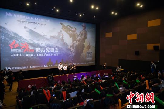 杜江携《红海行动》空降福州现场分享拍摄经历