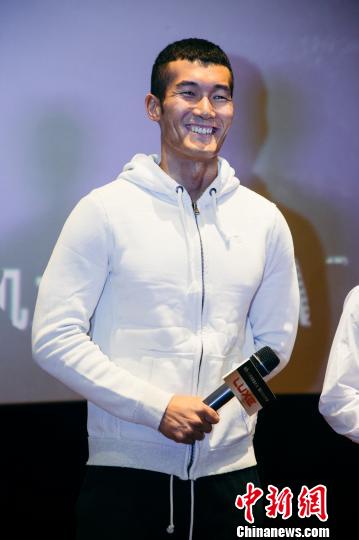 剧中，石头的扮演者王雨甜在与现场粉丝互动。　李南轩 摄