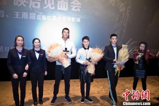 影城为《红海行动》主创送上象征着“票房大卖”的大麦。　李南轩 摄