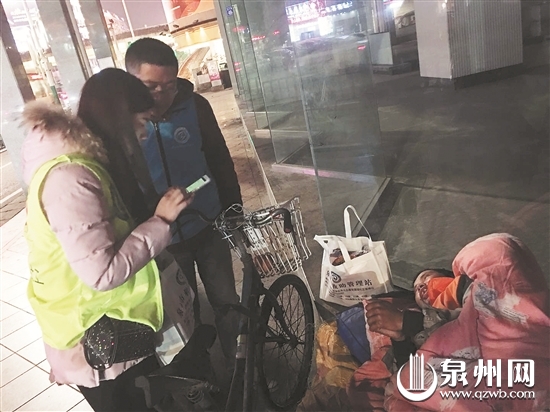 救助站和海西社区工作人员在街上搜寻劝导流浪人员进站接受救助