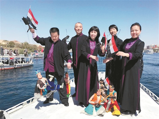泉州木偶剧团演职人员在埃及“海上狂欢”活动中演出 （洪世键 摄）