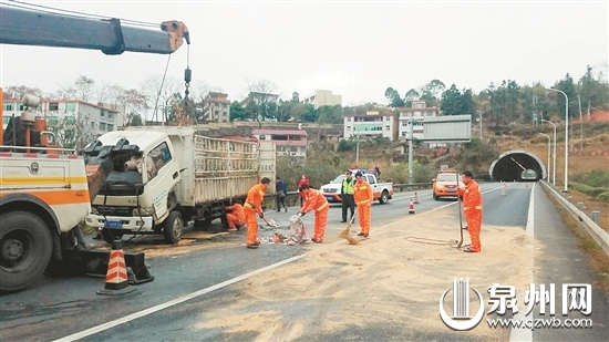 紧急清理路面，确保车辆通行