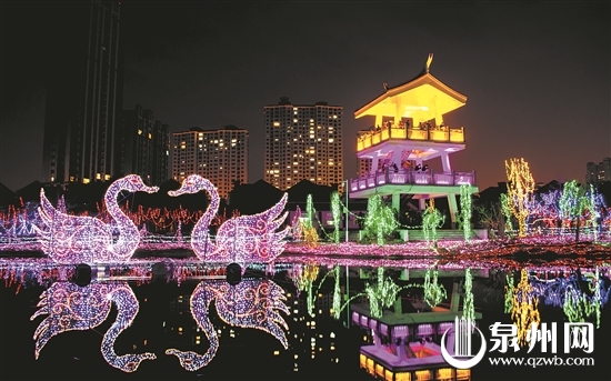 各式灯光造型及灯饰打造出安平桥景区的梦幻夜色，让人流连忘返。