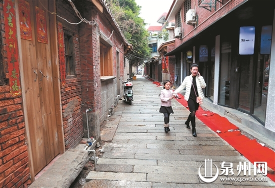 “微改造”后的市区金鱼巷路面铺上了石板（吴宗宝 摄） 