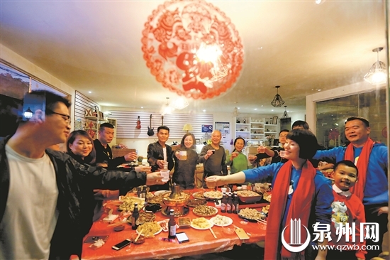 大年三十，在市区华侨新村的一民宿里，游客和民宿老板一家同吃年夜饭