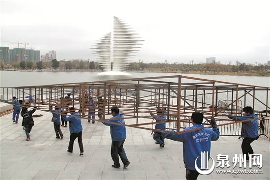 工人们正忙着加班布展 