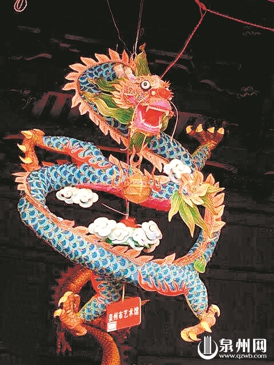  彩扎灯可做成各种造型，花灯可大可小。