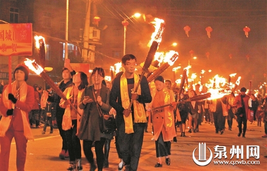 “火把节”祈求新的一年红红火火、平平安安 