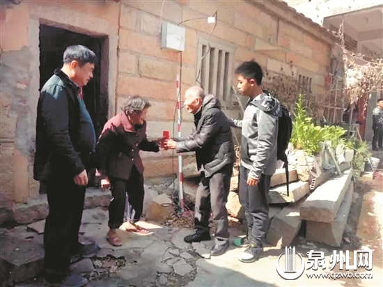 陈祖听（右二）带着孙子登门慰问困难户 