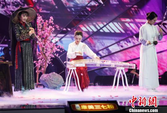 参与竞演的女子水晶乐坊 程景伟 摄