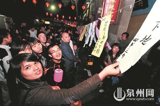 除了观赏花灯,猜灯谜也是一项有趣的元宵民俗活动。 (陈晓东 摄) 除了观赏花灯,猜灯谜也是一项有趣的元宵民俗活动。 (陈晓东 摄)